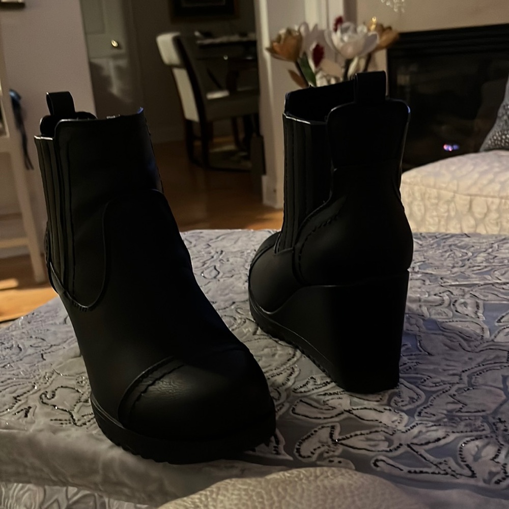 Boots with platform